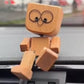 🎁 Okouzlující malá dřevěná figurka, která se kýve